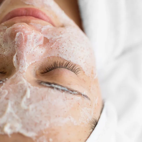 Femme portant un masque facial lors d'un nettoyage de peau à Montréal.