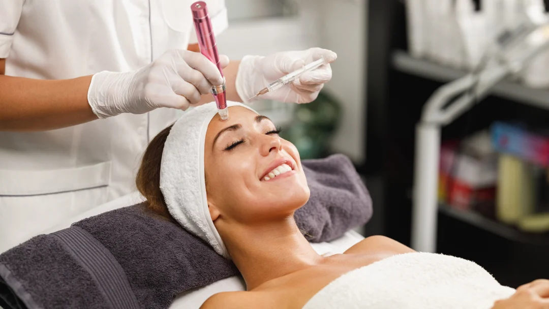 Une femme recevant un traitement facial de microneedling, avant et après une séance.