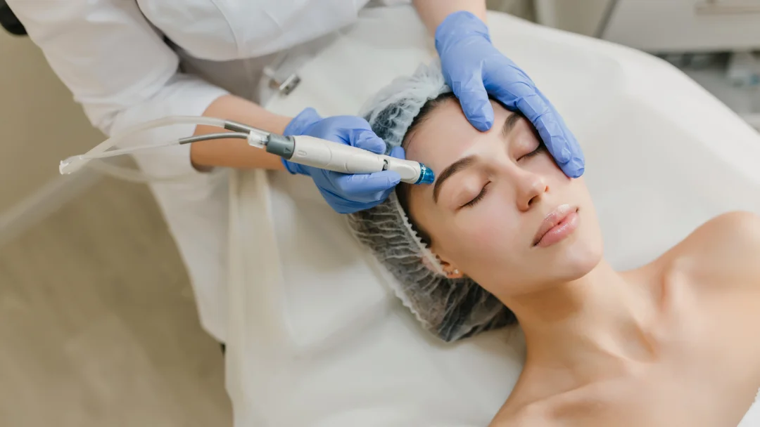 Une femme reçoit un traitement de microdermabrasion du visage dans un cadre de spa relaxant.